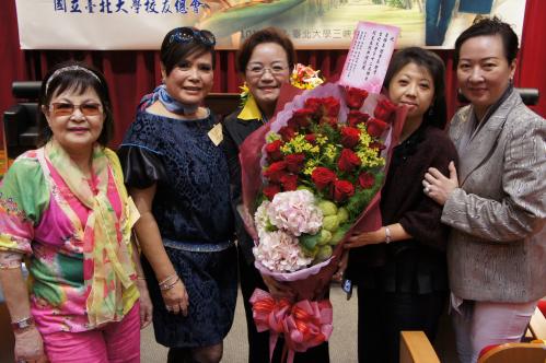 **27th Oct. 2012 : President Chin-Mei Lu was awarded the Distinguished Alumnus of National Taipei University. **2012-10-27fAzƪx_jǳǥXդͪ